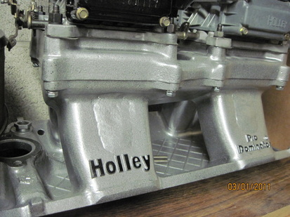 Modified Holley Pro Dominator tunnel ram in Alien Silver over Ink Black